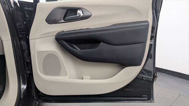 Used 2023 Chrysler Pacifica Touring-L FWD image 22