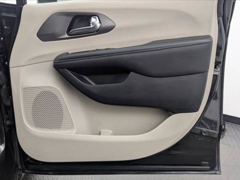 Used 2023 Chrysler Pacifica Touring-L FWD image 22