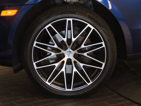 Certified 2024 Porsche Macan AWD/4WD image 11