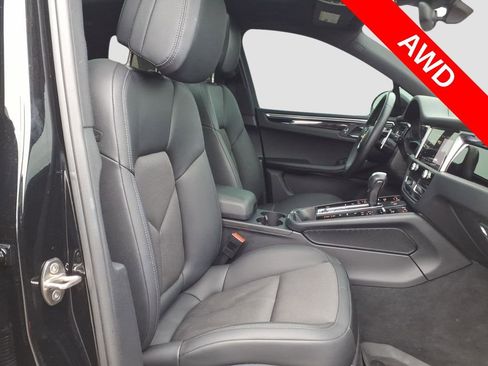 Used 2023 Porsche Macan Turbo image 10