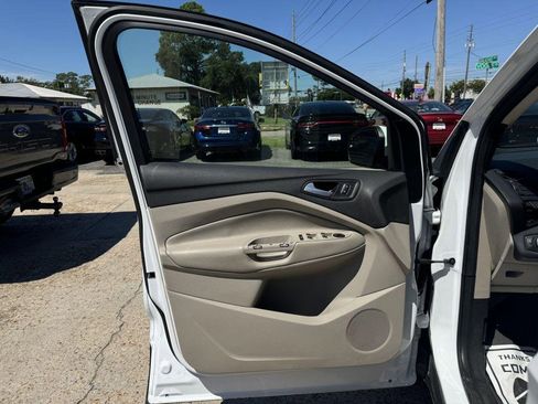 Used 2019 Ford Escape SE image 12