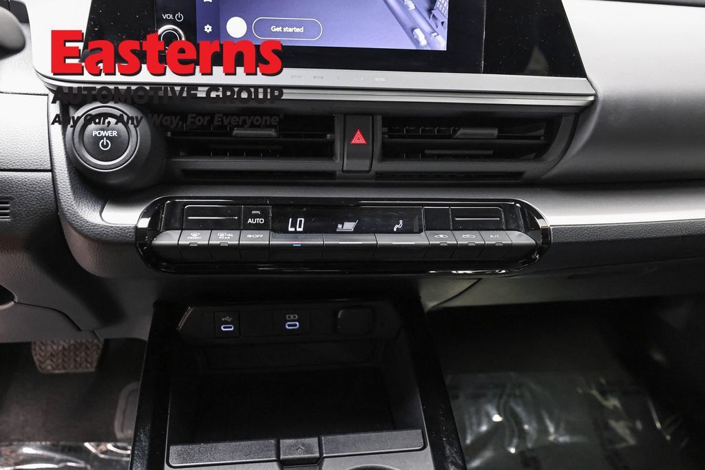 Used 2025 Toyota Prius LE FWD image 21