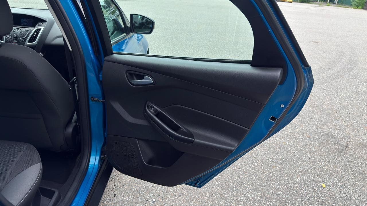 Used 2013 Ford Focus SE w/ SE Winter Pkg FWD image 36