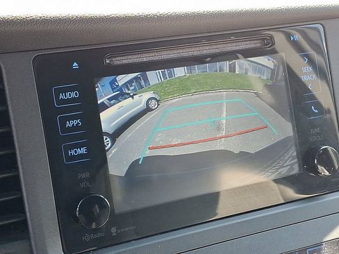 Used 2015 Toyota Sienna LE image 18