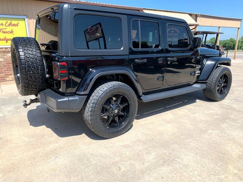 Used 2019 Jeep Wrangler Unlimited Sahara image 2