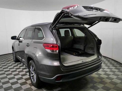 Used 2019 Toyota Highlander XLE FWD image 34
