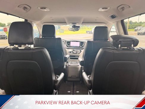 Used 2023 Chrysler Pacifica Touring-L FWD image 8