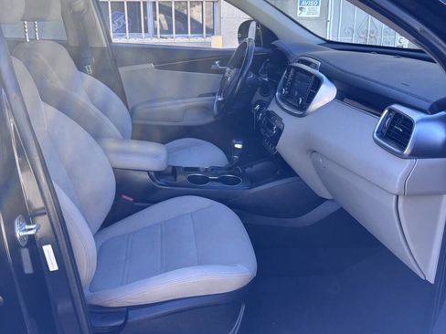 Used 2019 Kia Sorento LX w/ LX Convenience Package image 19