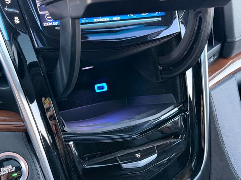 Used 2019 Cadillac Escalade ESV Premium Luxury image 28