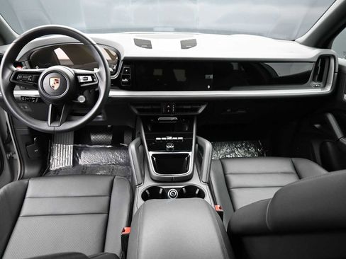 Certified 2025 Porsche Cayenne AWD/4WD image 6