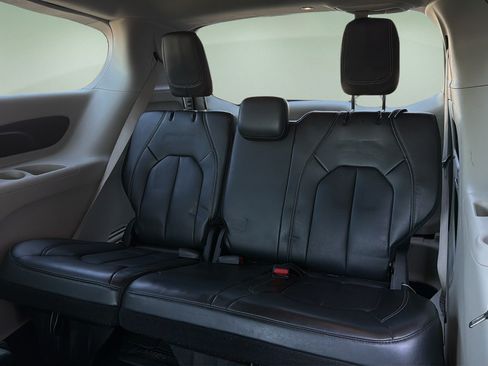 Used 2023 Chrysler Pacifica Touring-L FWD image 16