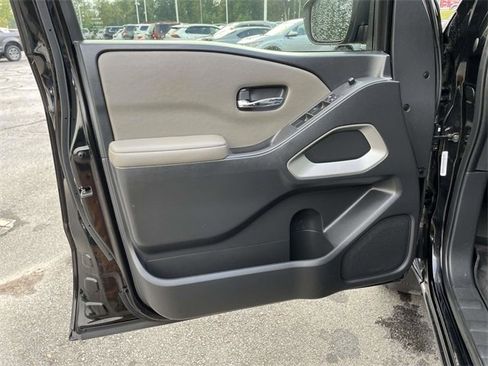 Used 2022 Nissan Frontier SV w/ Technology Package image 17