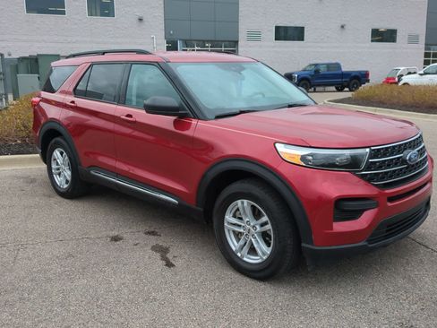 Used 2023 Ford Explorer XLT AWD/4WD image 2
