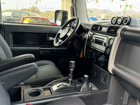 Used 2014 Toyota FJ Cruiser 4WD w/ Upgrade Package image 31