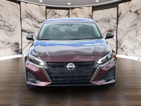 Used 2025 Nissan Altima 2.5 SV FWD image 2