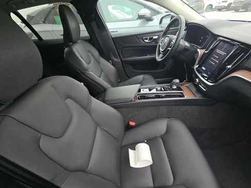 Used 2025 Volvo V60 B5 Cross Country Plus image 5