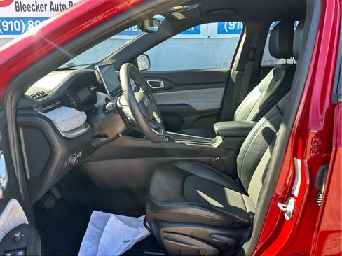 Used 2024 Jeep Compass Latitude image 24