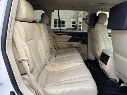 Used 2020 Lexus LX 570 4WD w/ Luxury Package image 41