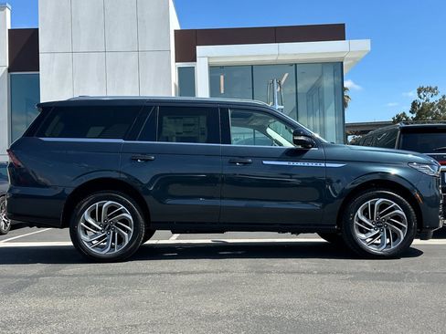 New 2026 Lincoln Navigator Reserve AWD/4WD image 2