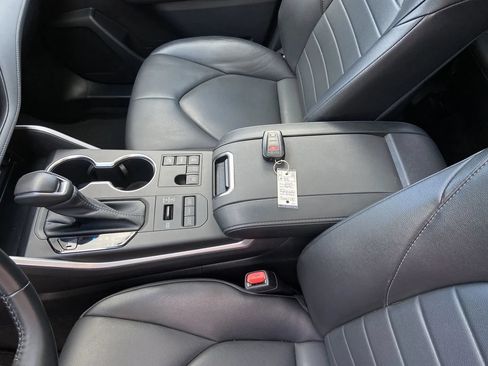 Used 2023 Toyota Highlander XLE AWD/4WD image 26