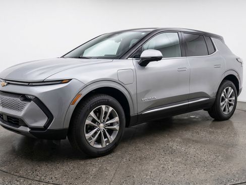 Used 2025 Chevrolet Equinox LT FWD image 3