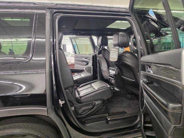 Used 2022 Jeep Wagoneer Series III w/ Premium Group I AWD/4WD image 11