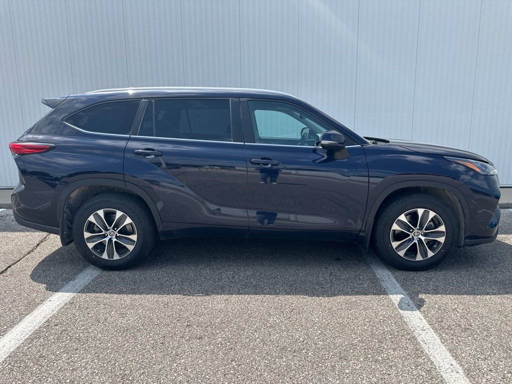 Used 2023 Toyota Highlander XLE AWD/4WD image 9
