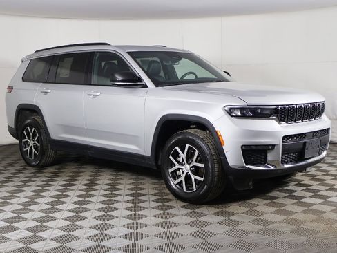 Used 2024 Jeep Grand Cherokee L Limited w/ Luxury Tech Group II image 2