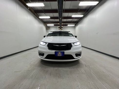 Used 2024 Chrysler Pacifica Touring-L image 3