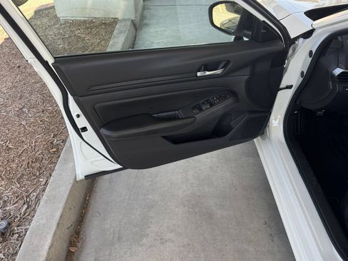 Used 2025 Nissan Altima 2.5 SV FWD image 15