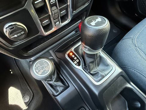 Used 2024 Jeep Wrangler Unlimited AWD/4WD image 24