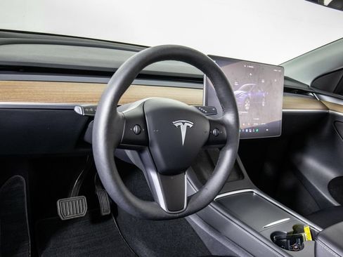 Used 2024 Tesla Model Y Long Range AWD/4WD image 18