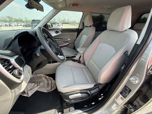 Used 2023 Kia Soul LX FWD image 13