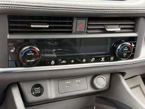 Used 2025 Nissan Rogue SV w/ SV Premium Package AWD/4WD image 28