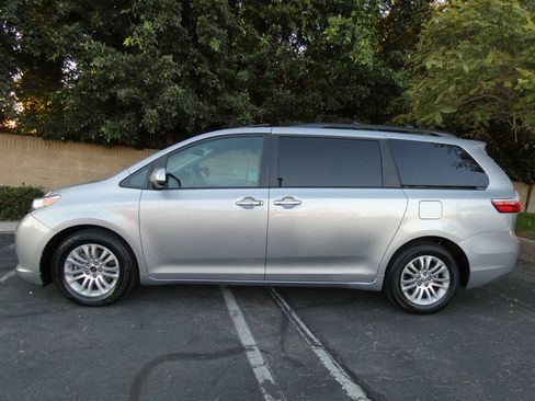 Used 2015 Toyota Sienna XLE image 14