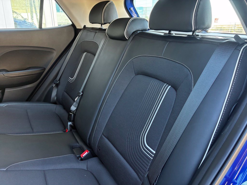 Used 2025 Hyundai Venue Limited FWD image 10