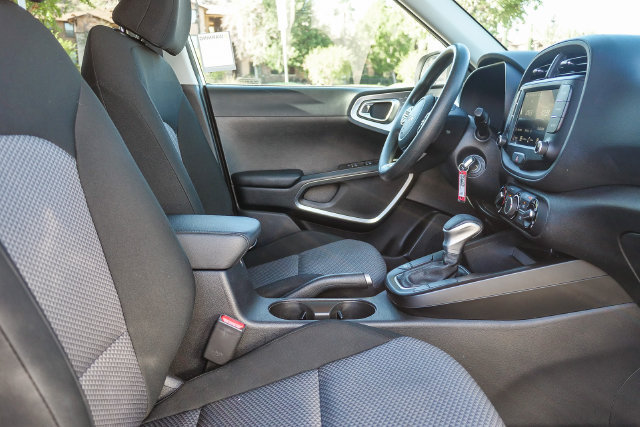 Used 2025 Kia Soul LX w/ LX Technology Package FWD image 17