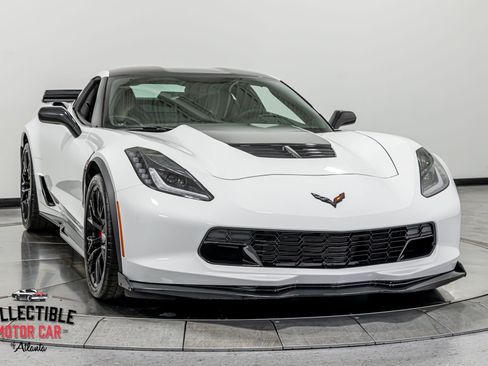 Used 2015 Chevrolet Corvette Z06 w/ 3LZ Preferred Equipment Group RWD image 29