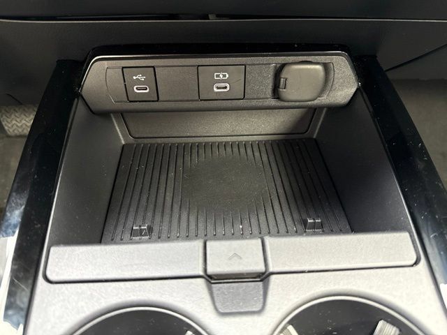 Used 2025 Toyota Prius LE AWD/4WD image 16