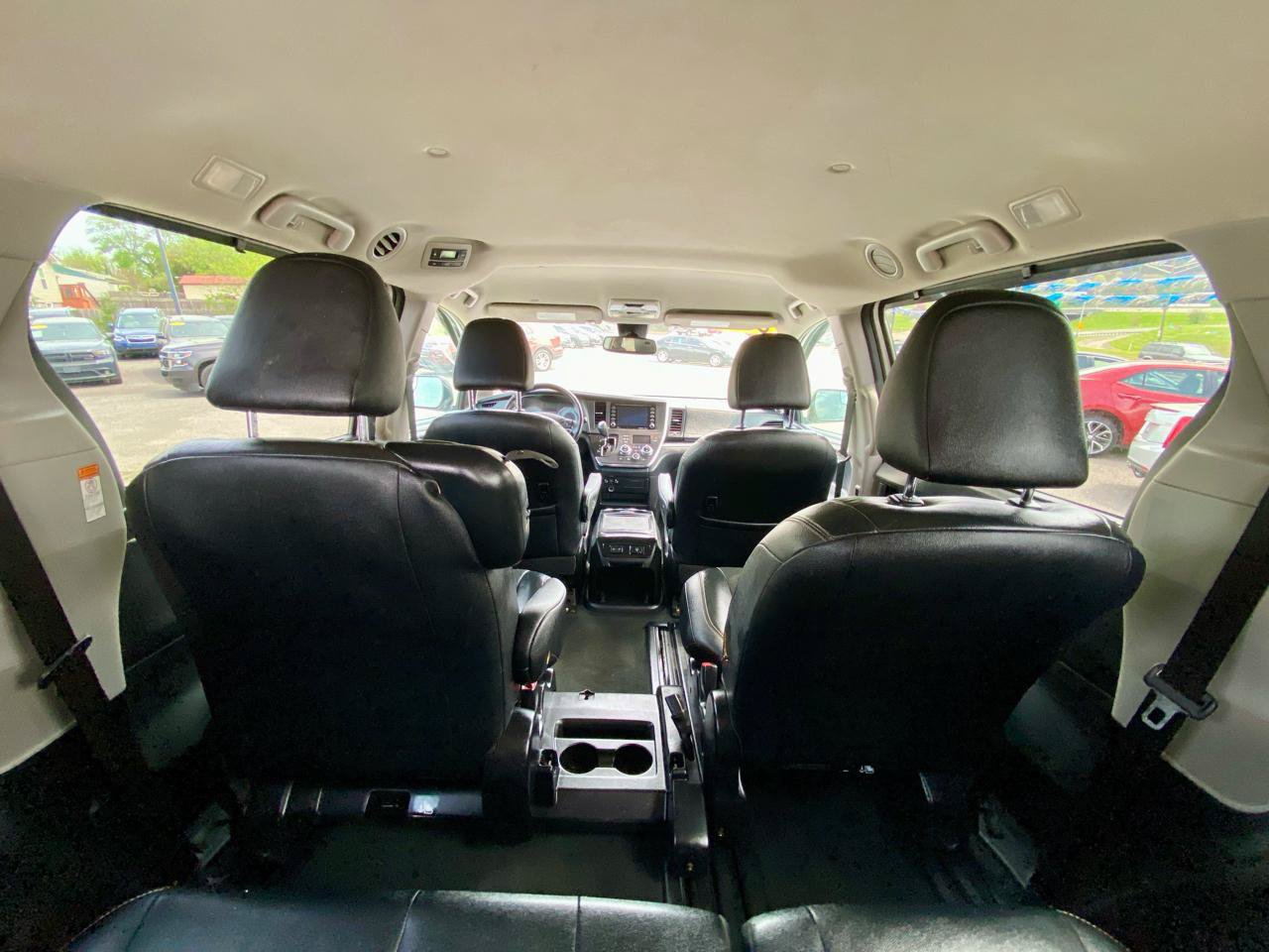 Used 2019 Toyota Sienna SE FWD image 19