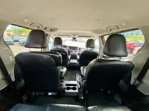 Used 2019 Toyota Sienna SE FWD image 19