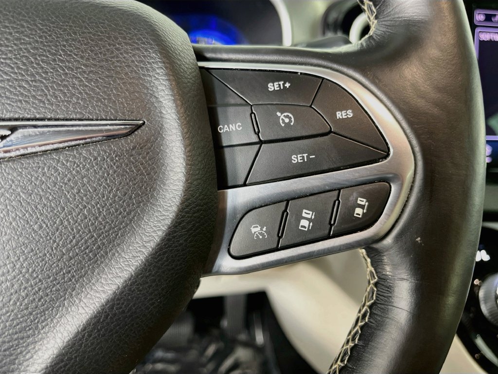 Used 2021 Chrysler Pacifica Touring-L FWD image 14