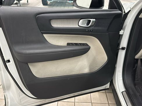 Certified 2023 Volvo XC40 B5 Plus w/ Climate Package image 22