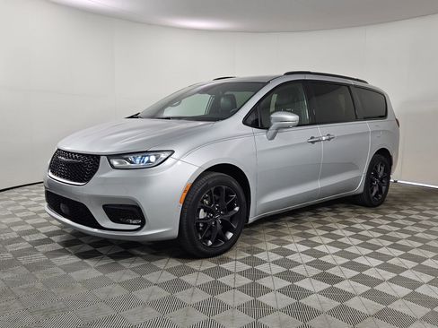 Used 2022 Chrysler Pacifica Touring-L w/ Uconnect Theater Family Group AWD/4WD image 3