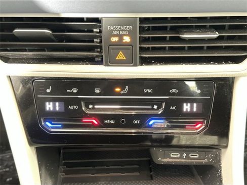 Used 2025 Volkswagen Jetta SE image 14