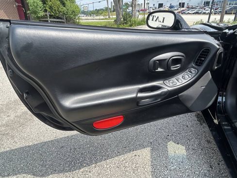 Used 2004 Chevrolet Corvette Convertible w/ Preferred Equipment Group RWD image 21