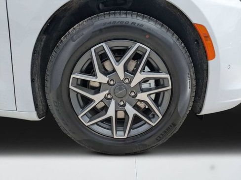 New 2027 Chrysler Pacifica Limited FWD image 10