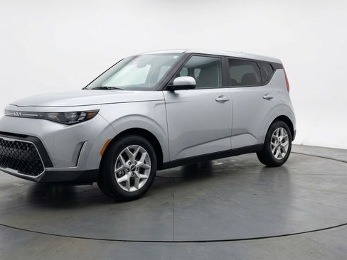 Used 2025 Kia Soul LX w/ LX Technology Package image 3