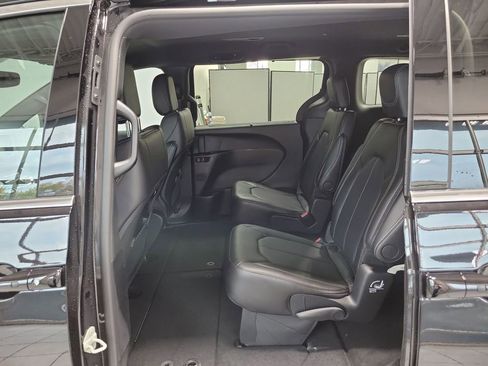 New 2026 Chrysler Pacifica Select image 13