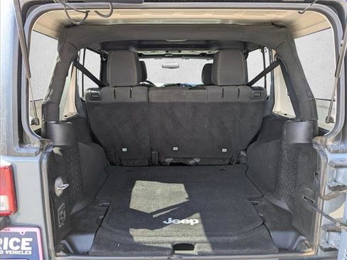 Used 2015 Jeep Wrangler Unlimited Rubicon image 6